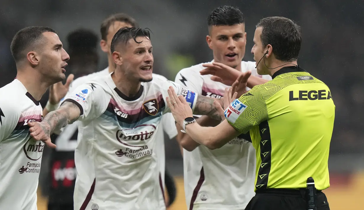 Para pemain Salernitana memprotes keputusan wasit Federico La Penna saat menghadapi AC Milan pada laga pekan ke-26 Liga Italia 2022/2023 di San Siro Stadium, Milan, Selasa (14/3/2023) dini hari WIB. (AP Photo/Luca Bruno)
