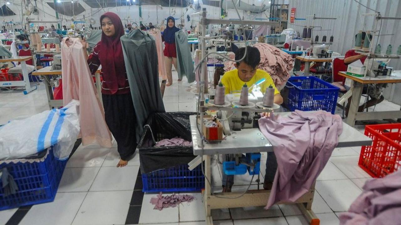 FOTO: Intip Kesibukan Pabrik Mukena Siti Khadijah di Depok yang Banjir Pesanan Jelang Idulfitri 2024