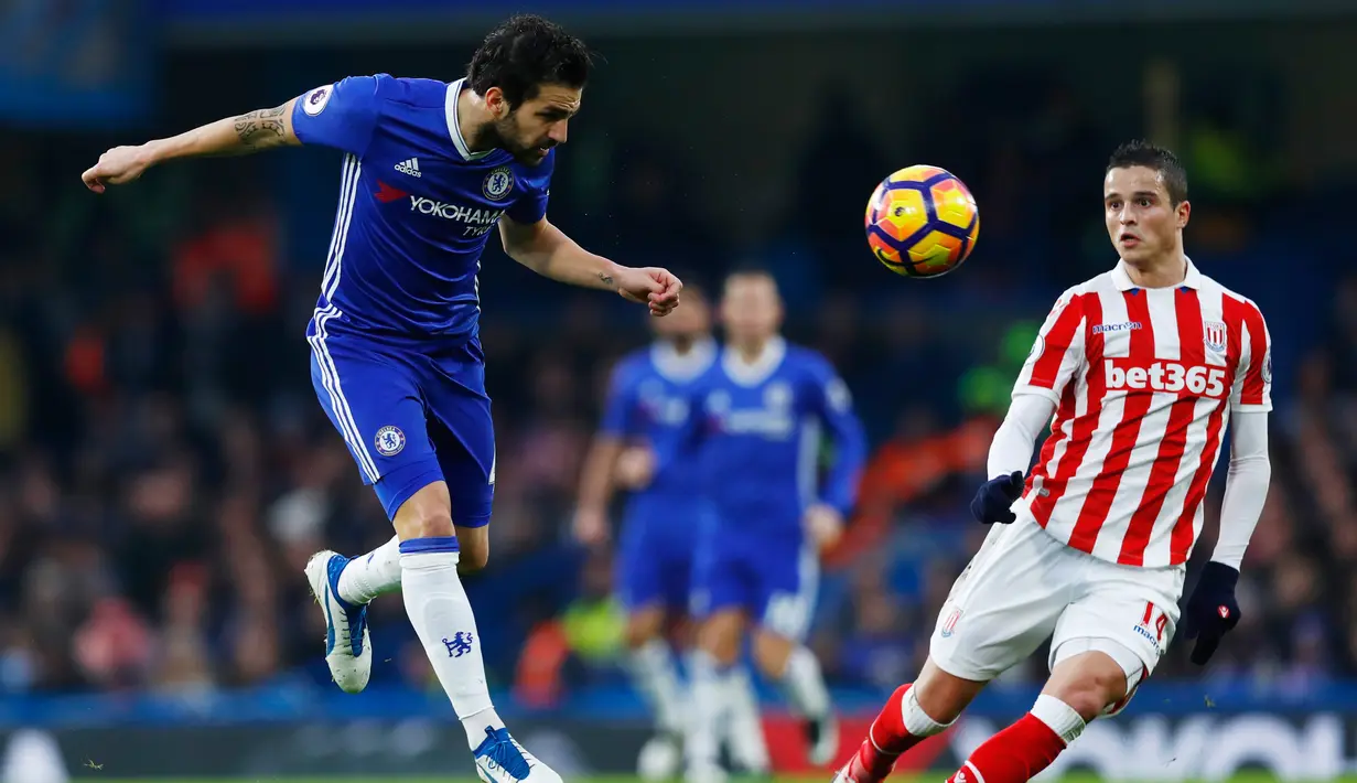 Gelandang Chelsea, Cesc Fabregas berusaha menyundul bola dari kawalan gelandang Stoke City, Ibrahim Affelay pada lanjutan Liga Inggris di Stamford Bridge, (31/12/2016). Fabregas mencatat 100 asisst sepanjang 293 laga. (Reuters / Eddie Keogh)