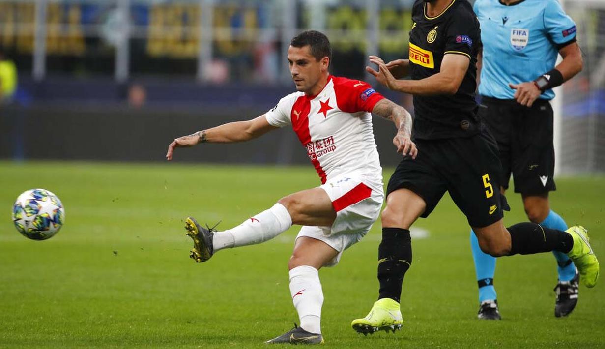 Pemain Slavia Praha, Nicolae Stanciu, melepaskan tendangan saat melawan Inter Milan pada laga Liga Champions di Stadion Giuseppe Meazza, Selasa (17/9/2019). Kedua tim bermain imbang 1-1. (AP/Antonio Calanni)