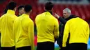 Pelatih Borussia Dortmund, Lucien Favre berbincang dengan pemain saat sesi latihan tim di Stadion Wembley di London, Inggris (12/2). Dortmund akan bertanding melawan Tottenham Hotspur pada babak 16 besar Liga Champions. (AP Photo/Frank Augstein)