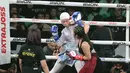 Petarung Winona Karamoy (kanan) melancarkan serangan kepada Dinda Rimby dalam duel Byon Combat Showbiz 8 di Tennis Indoor Senayan, Jakarta, Sabtu (29/8/2026). Winona yang berusia 16 tahun berhasil memenangkan pertarungan empat ronde dalam debut profesionalnya. (KLY/Budy Santoso)