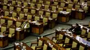 Anggota dewan mengikuti Rapat Paripurna DPR masa persidangan V tahun sidang 2016-2017, di Kompleks Parlemen, Jakarta, Kamis (27/7). Rapat mengambil keputusan persetujuan aturan intip rekening dari Perppu Nomor 1/2017 menjadi UU. (Liputan6.com/Johan Tallo)