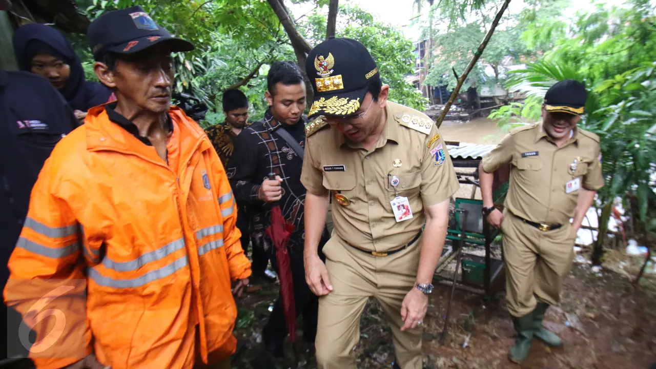 Ahok mengecek banjir di kawasan Bukit Duri Jakarta Selatan