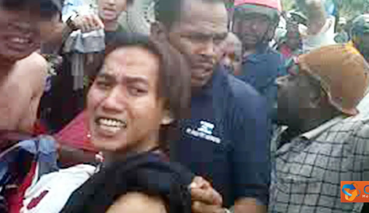 Citizen6, Papua: Demo karyawan PTFI di areal gorong-gorong, Papua, Senin (10/10) yang semula damai berubah ricuh ketika seorang karyawan tewas tertembak. (Pengirim: Mei Susilo)