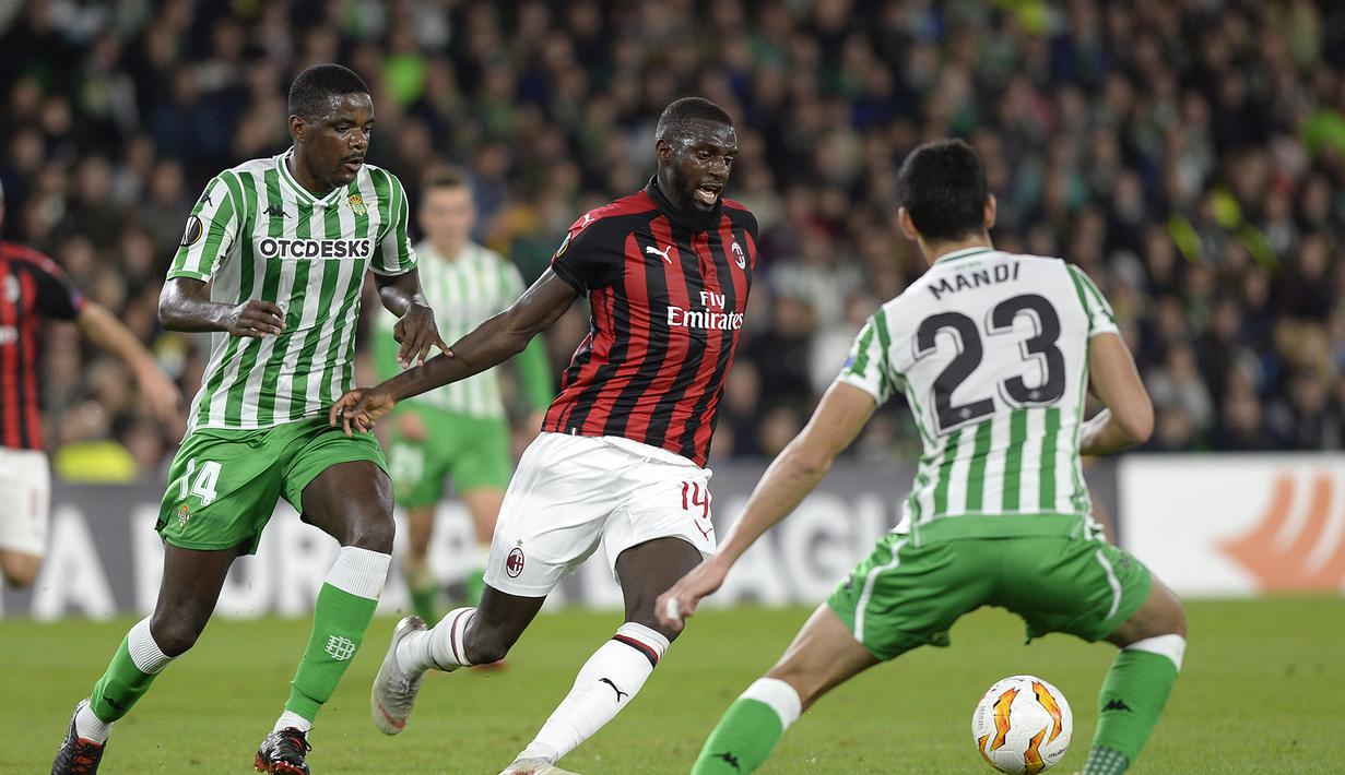 Pemain AC Milan, Tiemoue Bakayoko tampil apik pada fase grup Liga Europa yang berlangsung di Stadion Benito Villamarin, Spanyol (9/11),  AC Milan bermain imbang 1-1 kontra Real Betis (AFP/Cristina Quicler)