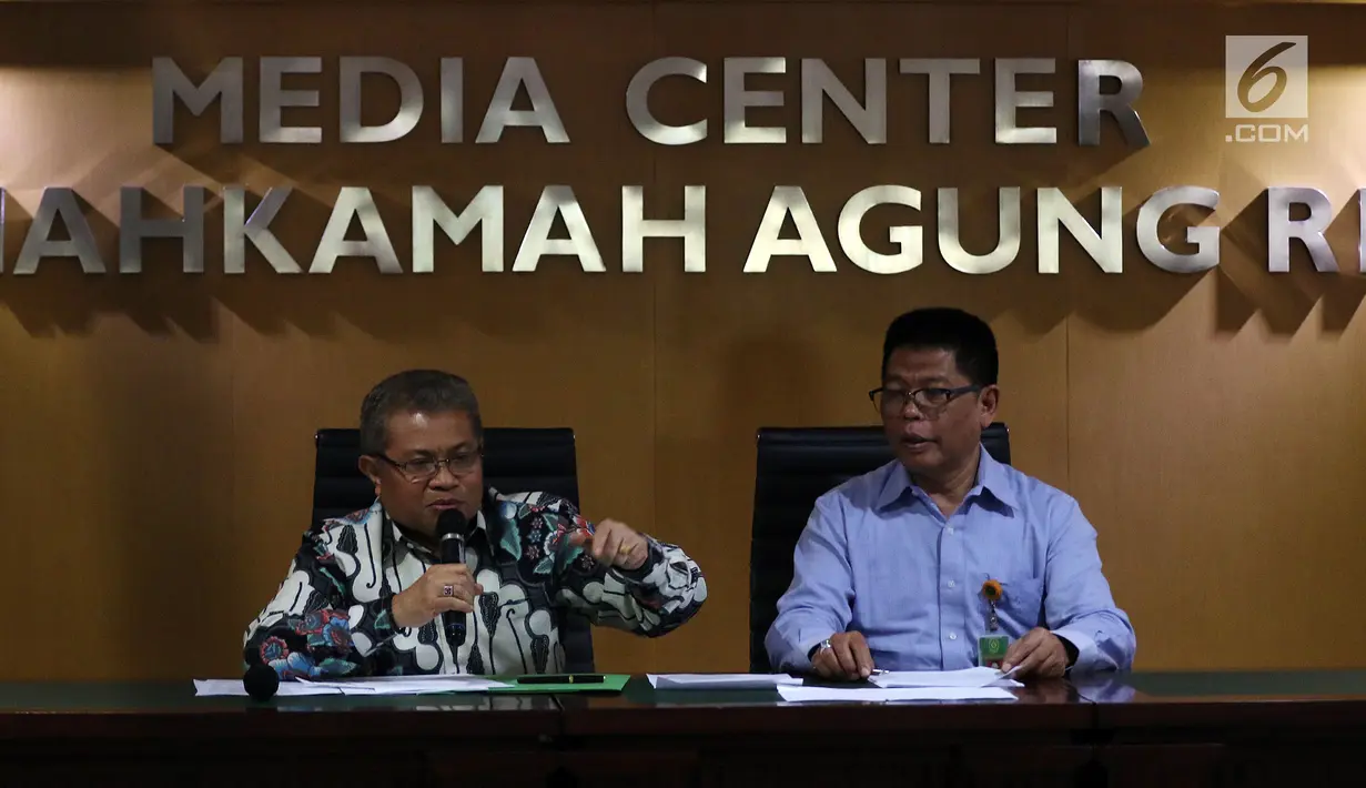 Juru Bicara Mahkamah Agung (MA) Andi Samsan Ngaro dan Kepala Biro Humas MA Abdullah (kanan) menggelar konferensi pers terkait putusan Baiq Nuril, di Jakarta, Senin (8/7/2019). MA mengatakan Baiq Nuril memiliki hak untuk mengajukan amnesti sesuai UUD 1945. (Liputan6.com/Johan Tallo)
