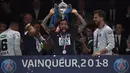 Daniel Alves mengangkat trofi Piala Prancis usai timnya mengalahkan Les Herbiers di Stade de France, Saint-Denis, (8/5/2018). Menurut sumber terkait diagnosa awal Alves mengalami cedera ligamen anterior. (AFP/Franck FIfe)
