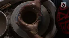Perajin, Damar (39), membuat produk berbahan tanah liat di Jurang Mangu, Tangerang Selatan, Banten, Sabtu (16/1/2021). Produksi keramik rumahan tersebut dipasarkan hingga luar pulau Jawa dengan harga Rp100 ribu sampai Rp300 ribu tergantung ukuran dan tingkat kesulitannya. (Liputan6.com/Angga Yuniar)