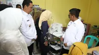 Wali Kota Serang Budi Rustandi mendampingi Gubernur Banten Andra Soni saat meninjau program cek kesehatan gratis (CKG) Puskesmas Curug, Kota Serang, Jumat (7/3/2025) (Istimewa)