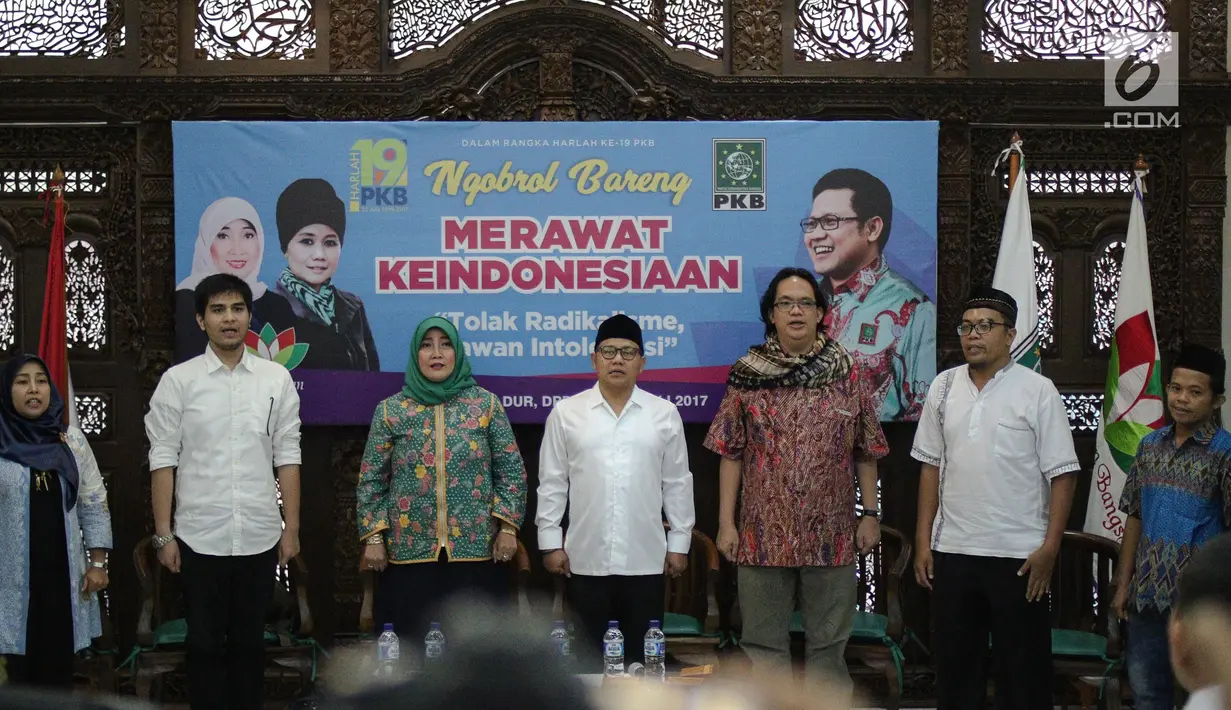 Ketum PKB, Muhaimin Iskandar bersama narasumber hadir dalam diskusi di DPP PKB, Jakarta, Minggu (23/7). Diskusi bertemakan "Merawat Keindonesiaan Tolak Radikalisme, Lawan Intoleransi" sekaligus rangkaian Harlah ke-19 PKB. (Liputan6.com/Faizal Fanani)
