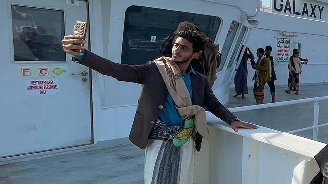 Kapal tersebut kini seolah telah berubah menjadi destinasi wisata. Saban hari, banyak warga mendatangi kapal itu untuk sekedar melihat-lihat dan berfoto.