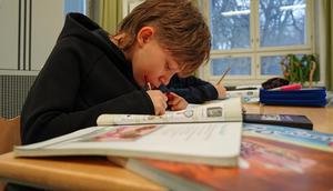 Seorang siswa kelas empat berusia 10 tahun mengerjakan tugas saat mengikuti kelas literasi media di Sekolah Dasar Tapanila, kawasan Tapanila, Finlandia, pada 9 Desember 2025. (Dok. AP/James Brooks)