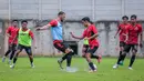 Pemain Persija Jakarta, Marco Simic (tengah kiri) berebut bola dengan Rayhan Hannan saat latihan perdana yang berlangsung di Nirwana Park, Bojongsari, Sawangan, Sabtu (29/06/2024). (Bola.com/Bagaskara Lazuardi)