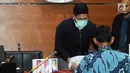 Direktur Gratifikasi KPK Giri Suprapdiono (tengah) saat menunjukkan barang hasil gratifikasi yang dilaporkan ke KPK, Jakarta, Senin (4/6). Total nilai status kepemilikan gratifikasi yang jadi milik negara sekitar Rp 6,2 miliar. (Merdeka.com/Dwi Narwoko)