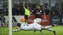 Pemain AC Milan, Alessio Cerci, mencoba menaklukkan kiper Sampdoria dalam laga Serie A di Stadion San Siro, Minggu (29/11/2015) dini hari WIB. AC Milan menang 4-1 atas Sampdoria. (AFP/Olivier Morin)