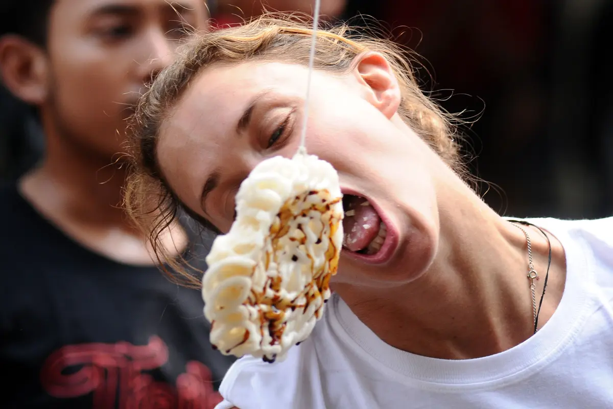 Kocaknya Warga Negara Asing Ikut Lomba Makan Kerupuk