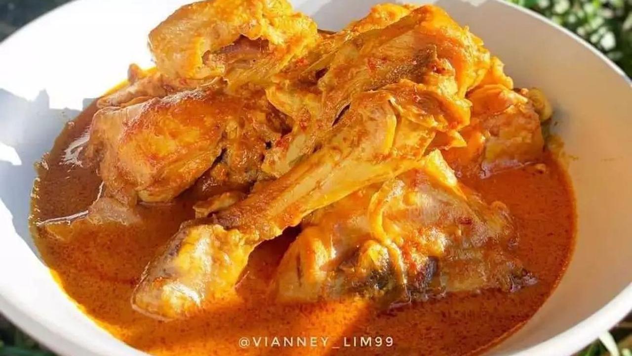 <b>2. Gulai Ayam Kampung</b>