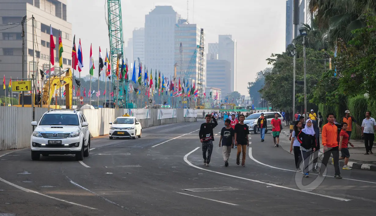 Sejumlah warga memenuhi kawasan Bundaran HI, Jakarta, Minggu (19/4/2015). Beberapa warga mengaku tidak tahu jika car free day ditiadakan selama pelaksanaan Konferensi Asia Afrika (KAA). (Liputan6.com/Faizal Fanani)