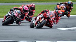 Aleix Espargaro finis di depan pembalap Ducati Lenovo Francesco Bagnaia yang menempati posisi kedua dengan waktu 40 menit 40.367 detik. (AP Photo/Rui Vieira)