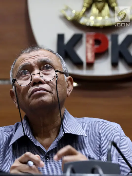 Ketua KPK Agus Rahardjo saat memberi keterangan terkait OTT Bupati Pakpak Bharat Sumatera Utara, Remigo Yolanda Berutu di Gedung KPK, Jakarta, Minggu (18/11). KPK menetapkan tiga tersangka termasuk Remigo Yolanda Berutu. (Liputan6.com/Helmi Fithriansyah)
