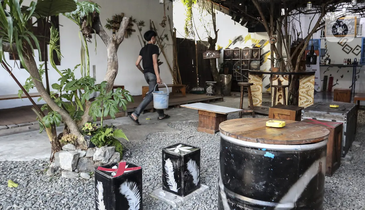 Suasana Kedai Poci (KEPO) di Hj Kelik, Kelapa Dua Srengseng, Jakarta Barat, Sabtu (18/9/2021). Ketua Umum Asosiasi Pengusaha Kafe dan Restoran Eddy Sutanto mengatakan, pengunjung kafe dan restoran sudah naik 20-30 persen. (Liputan6.com/Johan Tallo)