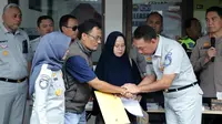 Dirut Jasa Raharja, Rivan A Purwanto menyerahkan santunan sebesar Rp50 juta kepada satu ahli waris korban kecelakaan beruntun di Tol Jakarta-Cikampek (Japek) KM 58+600, Karawang, Jawa Barat. (Foto: Istimewa).