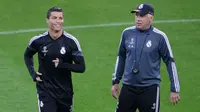 Pengawa Real Madrid, Cristiano Ronaldo (kiri) bersama pelatih Carlo Ancelotti saat sesi latihan di Stadion Juventus, Turin, Italia (4/5/2015). Real Madrid akan menantang Juventus di leg pertama semifinal Liga Champions. (Reuters/Max Rossi)