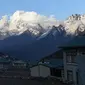 Suasana pemandangan Gunung Himalaya, Gunung Ama Dablam (Kiri) (ketinggian 6812 meter) dari desa Khumjung di wilayah Everest, sekitar 140km timur laut Kathmandu (16/4). (AFP Photo/Prakash Mathema)