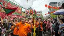 Warga keturunan Tionghoa mengarak joli atau tandu dalam Festival Cap Go Meh 2023 di kawasan Glodok, Jakarta, Minggu (5/2/2023). Warga keturunan Tionghoa meyakini dalam perayaan Cap Go Meh para dewa keluar dari surga untuk membagikan keselamatan, kesejahteraan, dan nasib baik. (Liputan6.com/Faizal Fanani)