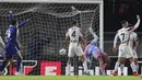 Pemain Venezia, Jay Idzes (4) tak mampu berkutik saat gawang timnya kebobolan pada laga lanjutan Liga Italia 2024/2025 melawan Hellas Verona di Marcantonio Bentegodi Stadium, Italia, Sabtu (05/10/2024) WIB. (AP Photo/LaPresse/Paola Garbuio)