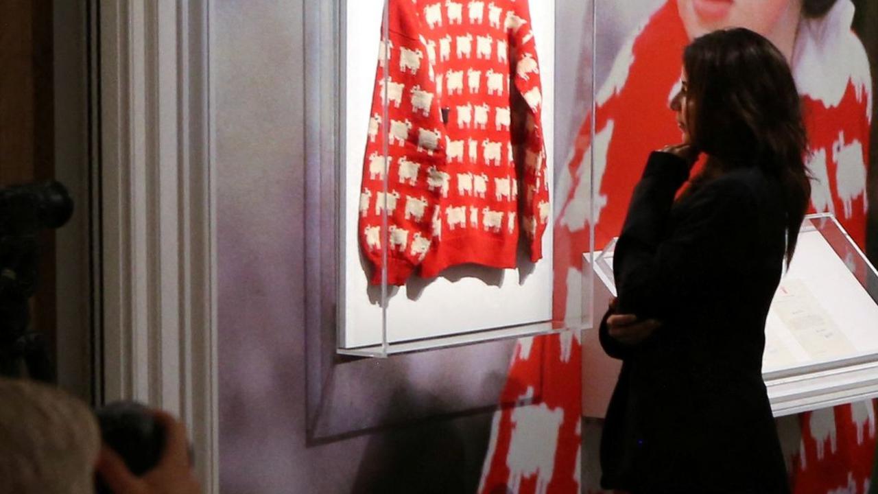 Pada hari Senin (26/6/2023) Sotheby's mengeluarkan pengumuman yang mengabarkan tentang sweater Putri Diana itu akan dilelang mulai Agustus 2023.