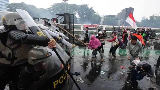 Viral Ibu Berkurudung Pink di Tengah Demo Ricuh Depan DPR