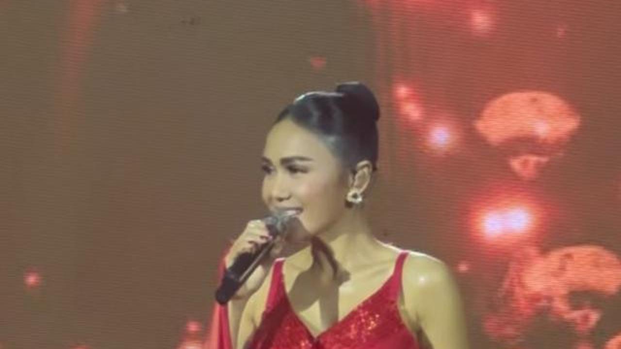 Pesona Yuni Shara Pakai Dress Merah Panjang saat Konser Tunggal Perdana di Istora Senayan