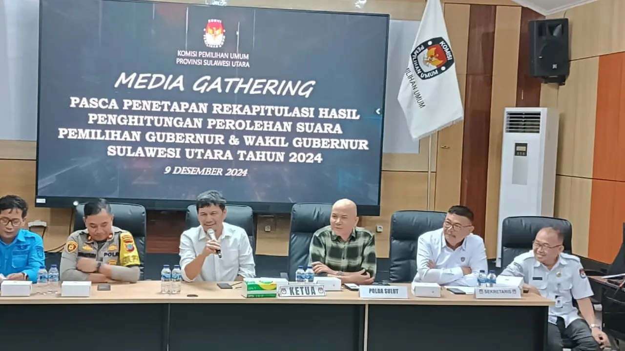 Ketua KPU Sulut Kenly Poluan memaparkan sejumlah hal dalam kegiatan media gathering pada, Senin (9/12/2024) malam.