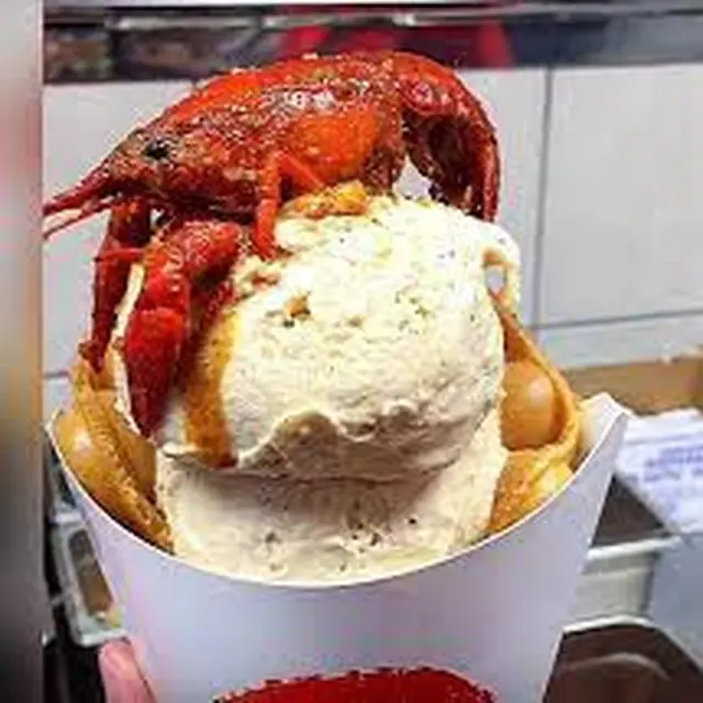 7 Potret Nyeleneh Topping Ice Cream, Ada Tiram Hingga Sushi