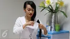Aktris Julia Perez atau Jupe memotong  rambutnya  dalam syuting film di kediamannya jakarta, Kamis (25/02).Film yang diperankan oleh Julia Perez tersebut terinspirasi dari kisah nyata. (Liputan6.com/Herman Zakharia)