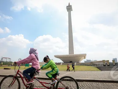 Suasana di kawasan Monas saat libur kenaikan Isa Almasih, Jakarta, Kamis (14/5/2015). Jumlah pengunjung mengalami peningkatan tinggi bertepatan libur kenaikan Isa Almasih. (Liputan6.com/Faizal Fanani)