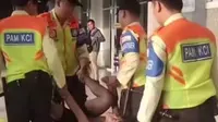 Pria Diduga ODGJ Diamankan Dinsos Jakarta Barat di Stasiun Duri