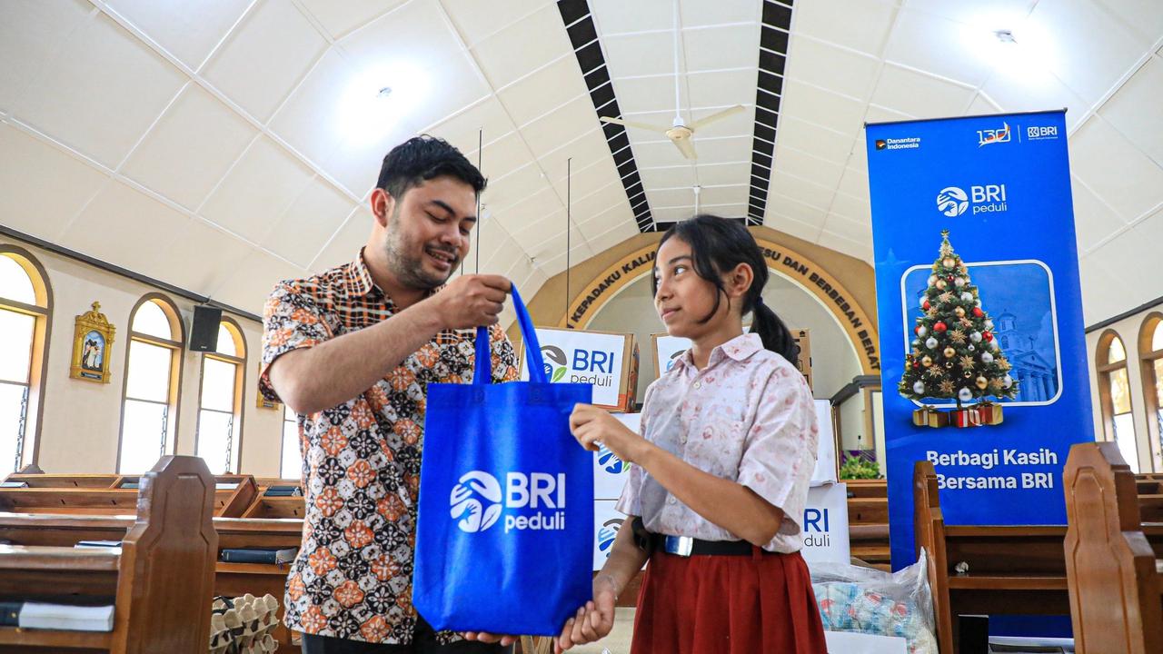 BRI Peduli salurkan bantuan sembako bagi warga Paroki Santa Melania Bandung saat perayaan Natal