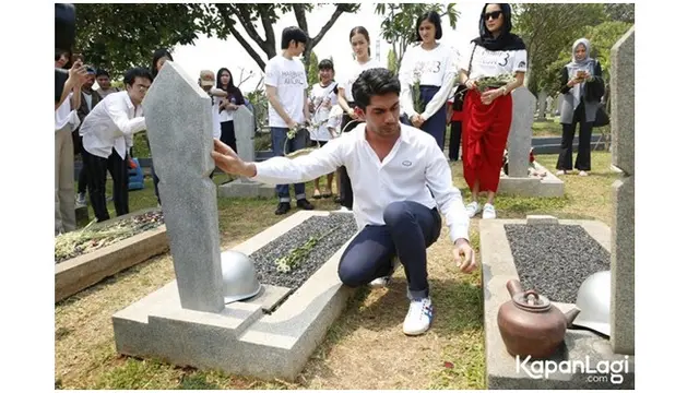 Rasa sedih mendalam masih terlihat di diri Reza Rahardian,  seperti yang diketahui jika ia termasuk orang yang terpukul mendengar kabar Habibie meninggal.