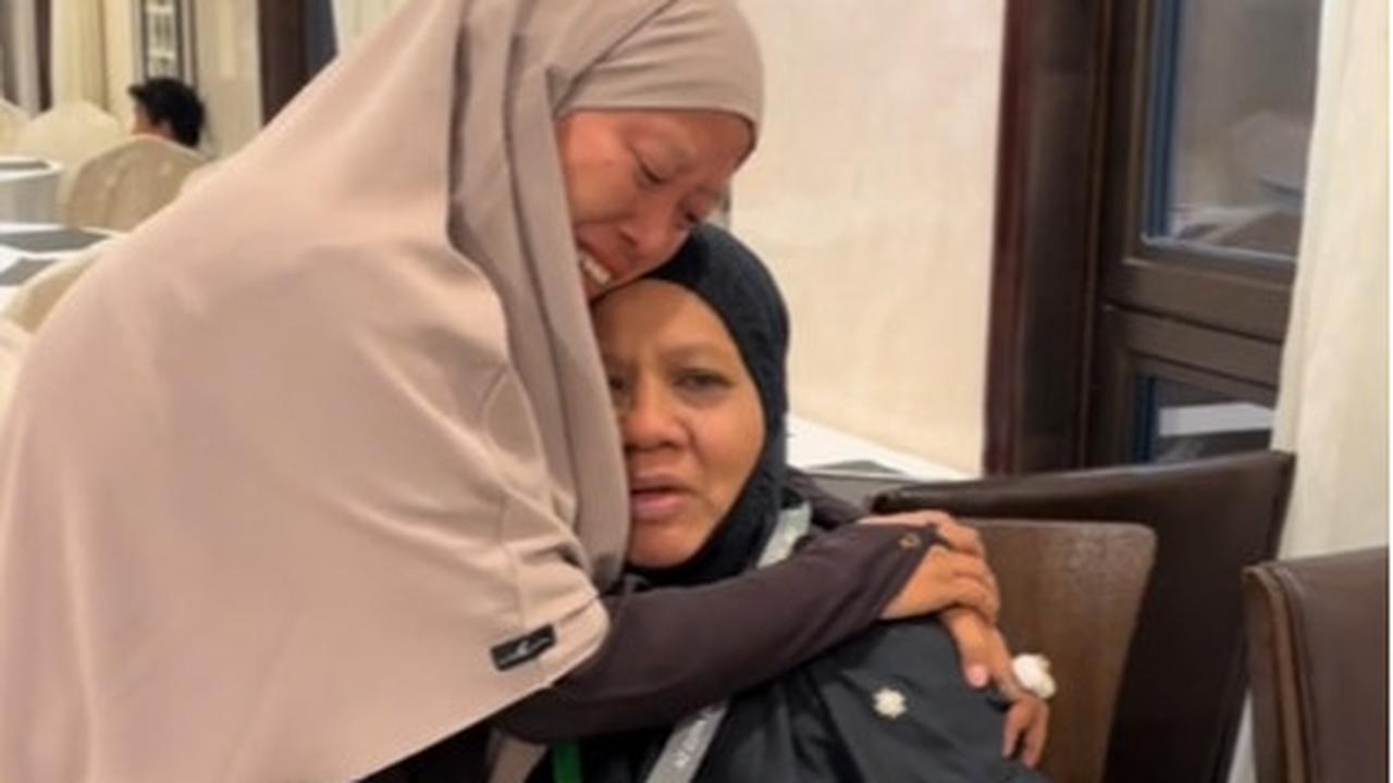 Auto Menangis, Momen Wanita Temui Ibu yang Mirip dengan Mendiang Ibu Kandungnya saat Umrah Ini Bikin Mewek