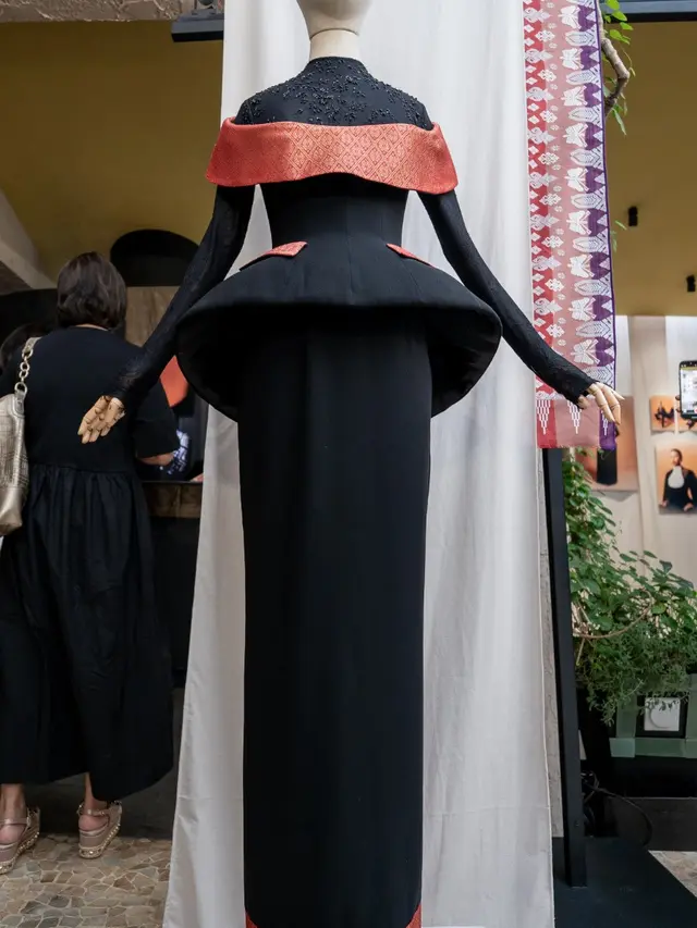 Easthedra dari The Rizkianto, Tenun Bertemu Tailoring Milan dalam Siluet Memikat