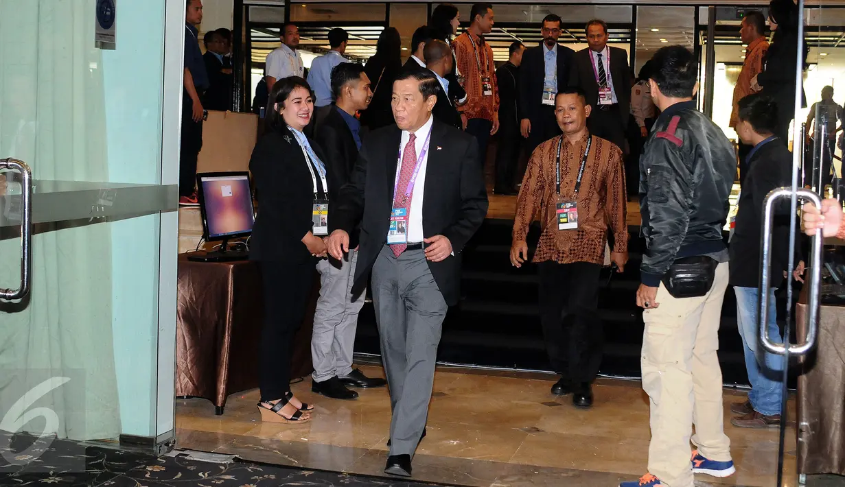 Ketua Komite Pemilihan PSSI, Agum Gumelar (tengah) bersiap memasuki ruang Kongres di Jakarta, Kamis (10/11). Kongres untuk memilih Ketua dan Wakil Ketua serta Anggota Komite Eksekutif PSSI periode 2016-2020. (Liputan6.com/Helmi Fithriansyah)