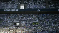 Cardboard pendukung Borussia Moenchegladbach mengisi tribun penonton di stadion Borussia Park, Moenchengladbach, Jerman, Rabu (20/5/2020). Ribuan Cardboard gambar suporter Borussia Moenchegladbach dipasang untuk mendukung timnya saat berlaga di kompetisi Bundesliga. (AFP/Ina Fassbender)