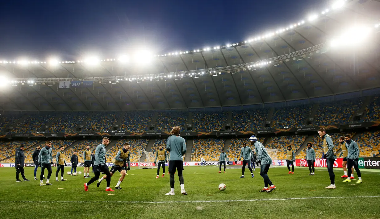 Para pemain Chelsea saat mengikuti sesi latihan tim di NSC Olympiyskiy, Kiev, Ukraina (13/3). Pada leg pertama Chelsea menang telak atas Dynamo Kiev 3-0 di Stamford Bridge. (Reuters/Valentyn Ogirenko)