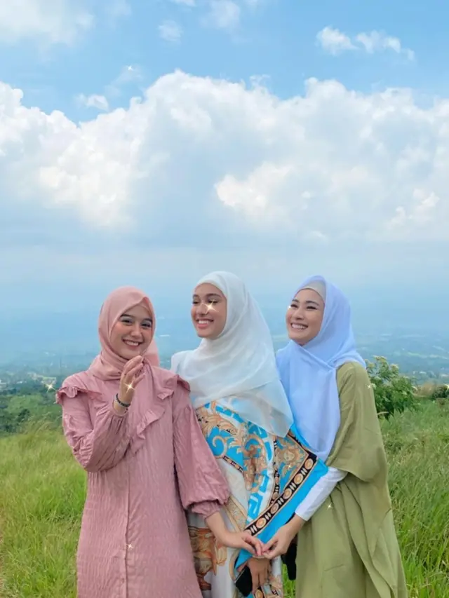 Bintang Love Story The Series SCTV melakukan syuting video greetings Ramadan 2022 (Foto: Instagram/@estapramanita)