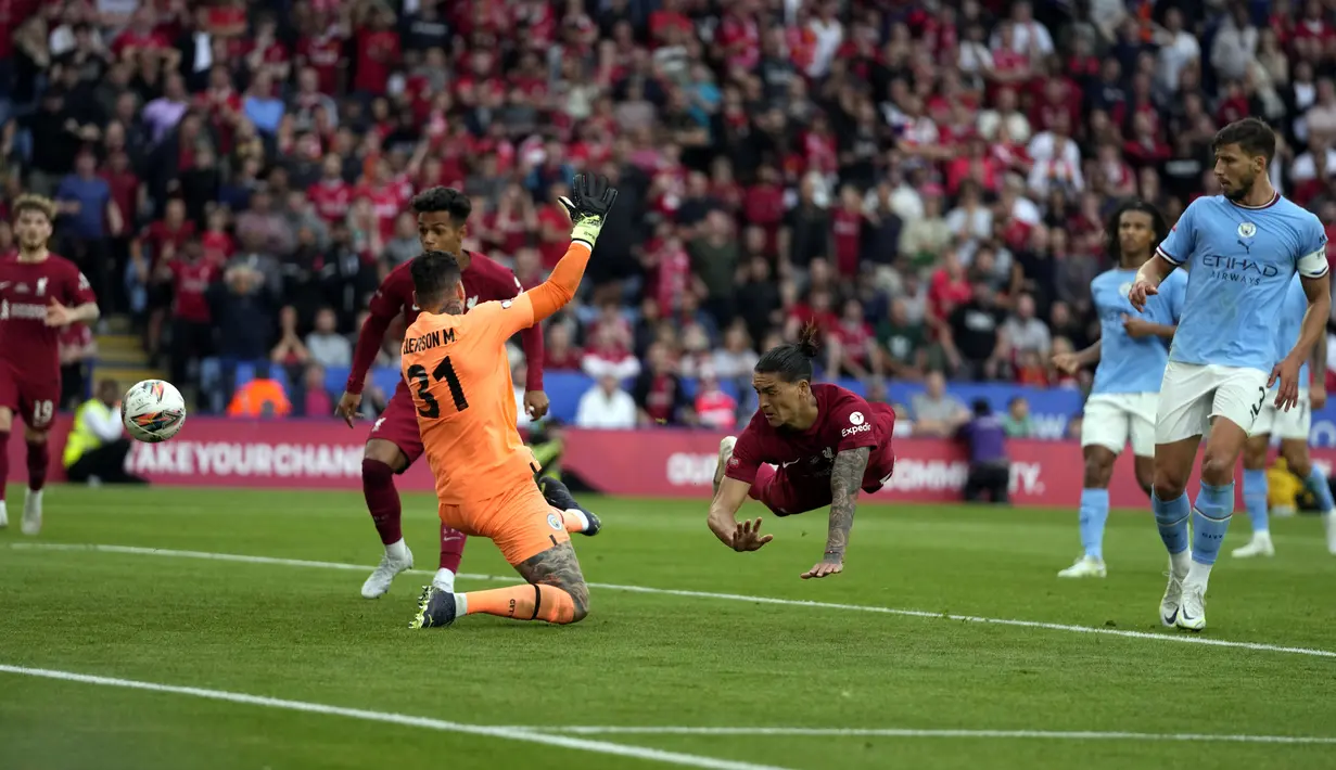 Pemain Liverpool Darwin Nunez (tengah) menyundul bola untuk mencetak gol ke gawang Manchester City pada pertandingan sepak bola FA Community Shield di King Power Stadium, Leicester, Inggris, 30 Juli 2022. Liverpool sukses meraih trofi Communiy Shield usai mengalahkan Manchester City dengan skor 3-1. (AP Photo/Frank Augstein)