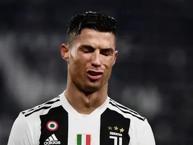 Ekspresi penyerang Juventus, Cristiano Ronaldo saat bertanding melawan Parma dalam lanjutan Serie A Italia di Allianz Stadium, Turin, Sabtu (2/2). Juventus ditahan imbang Parma dengan skor 3-3. (Marco BERTORELLO/AFP)