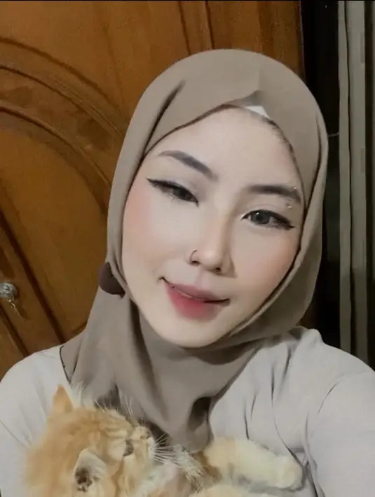 Di unggahan terbarunya, wanita berdarah Tionghoa ini kembali berpenampilan seperti biasa. Listy Chan bahkan masih pede memamerkan tato yang terbilang banyak di tubuhnya. Namun potret Listy Chan tak menutup netizen mendoakannya tampil syar'i berhijab. (Liputan6.com/IG/@listychanpokemon)